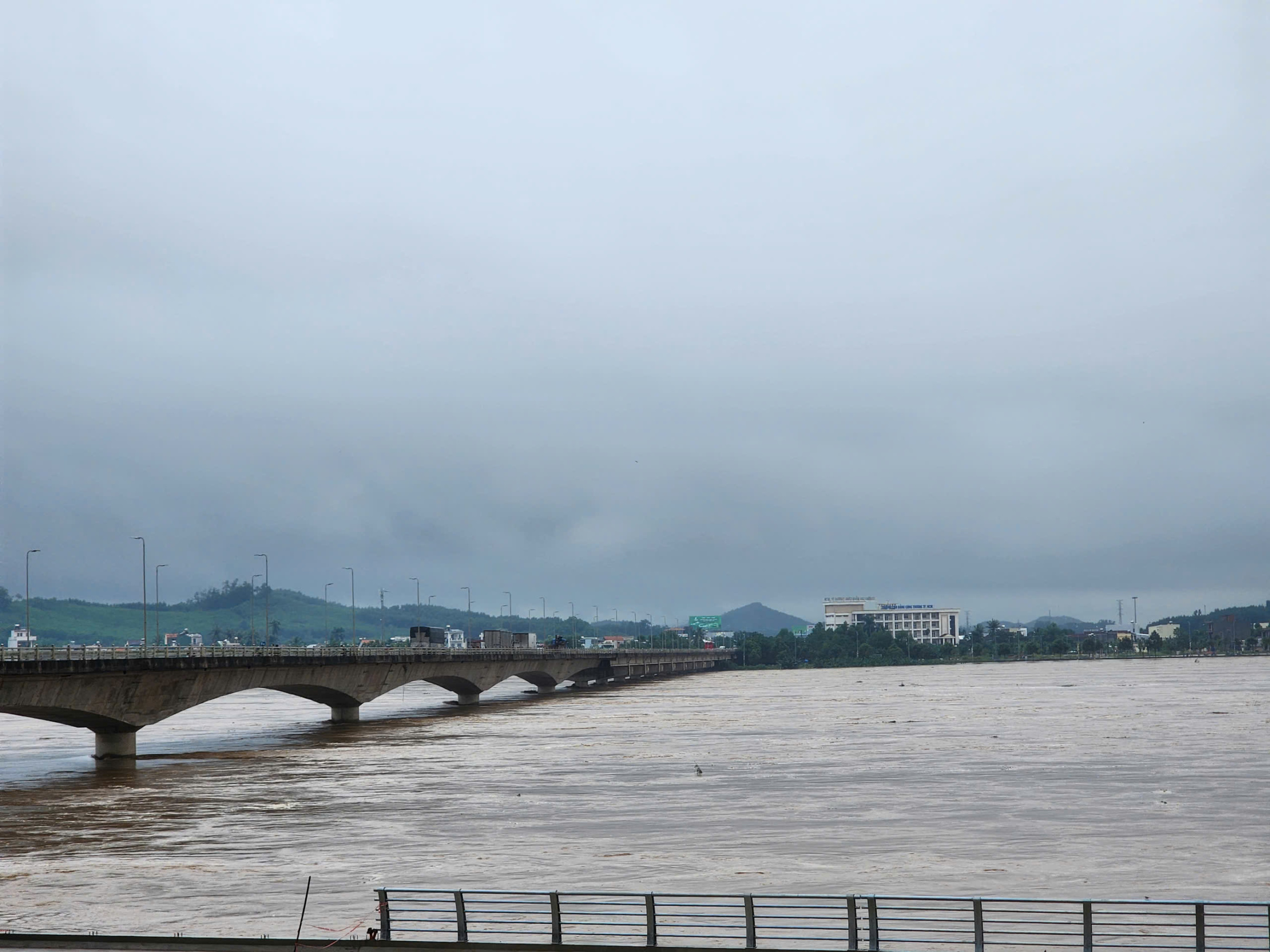 使用沙袋堵塞运河,阻止茶曲河水涌入广义市中心